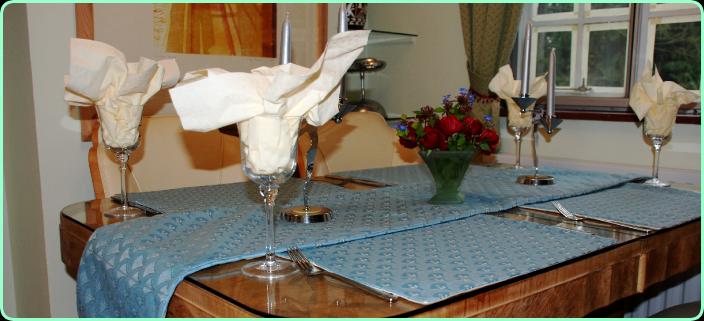 Art Deco Style Runner with 6 matching  Lined placemats